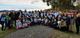 Más de 150 voluntarios limpian de residuos el Parque Natural de las Marismas de Santoña.