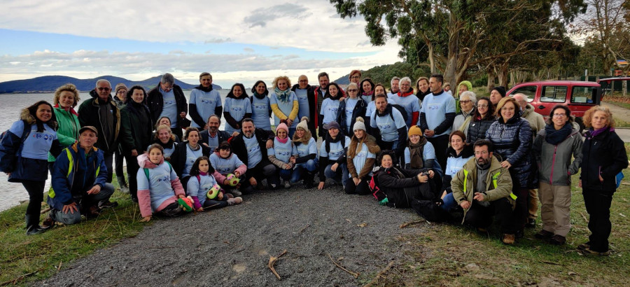 Más de 150 voluntarios limpian de residuos el Parque Natural de las Marismas de Santoña.