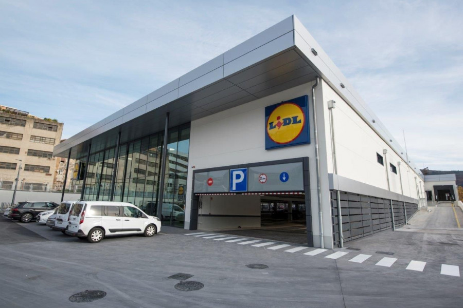 Lidl ha invertido 4,5 millones de euros para la nueva tienda, en la que trabajarán unos 30 empleados, 15 de ellos de nueva contratación.