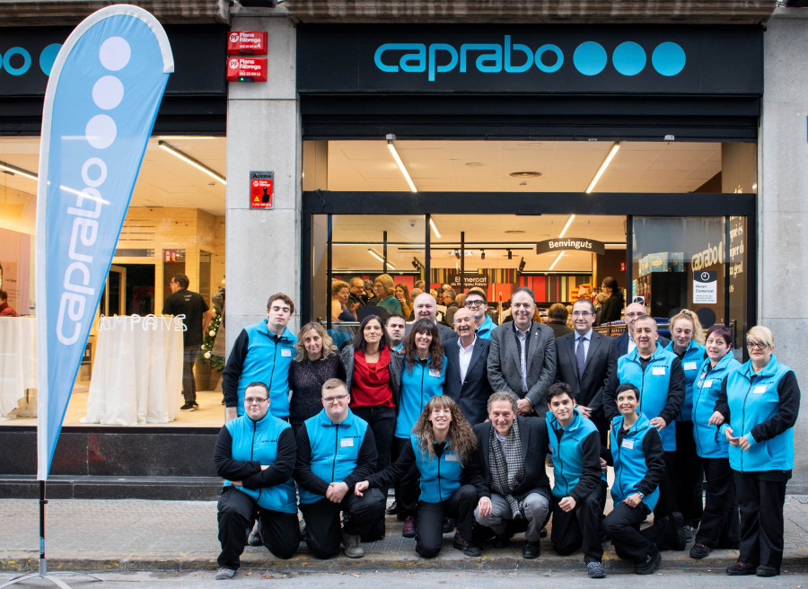 El nuevo supermercado tiene una superficie de cerca de 300 metros cuadrados en los que se ofrece un surtido de más de 4.500 productos.
