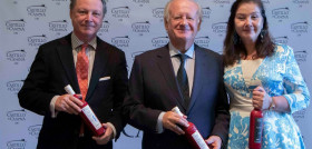 El actor Juan Echanove junto a Rosa y Francisco  Vaño durante la presentación del nuevo aceite en el teatro Real de Madrid.