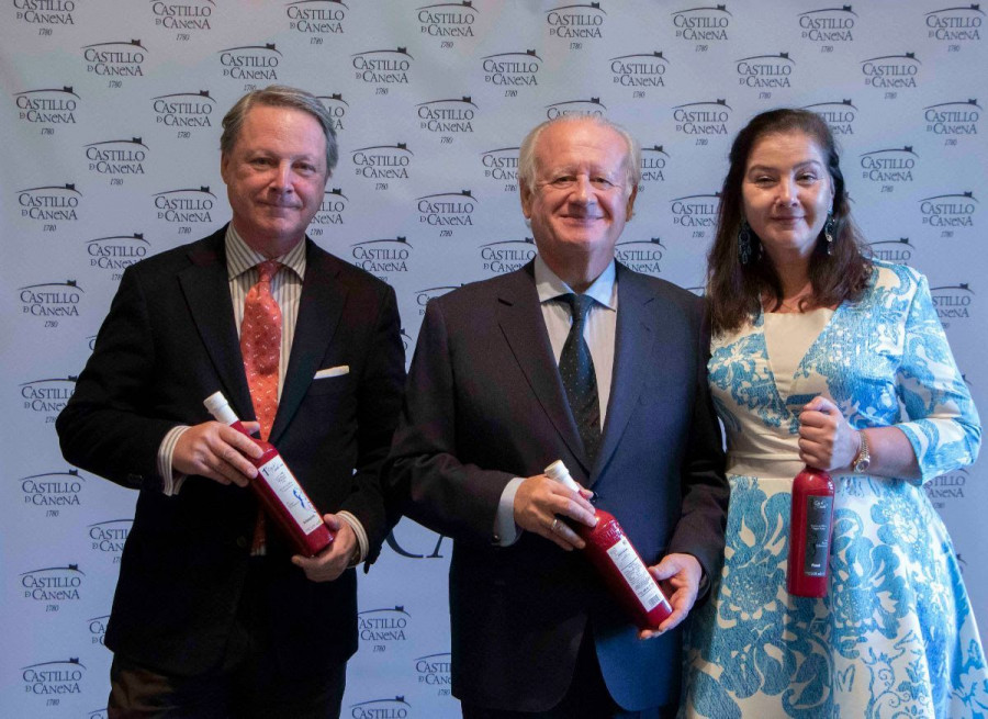 El actor Juan Echanove junto a Rosa y Francisco  Vaño durante la presentación del nuevo aceite en el teatro Real de Madrid.