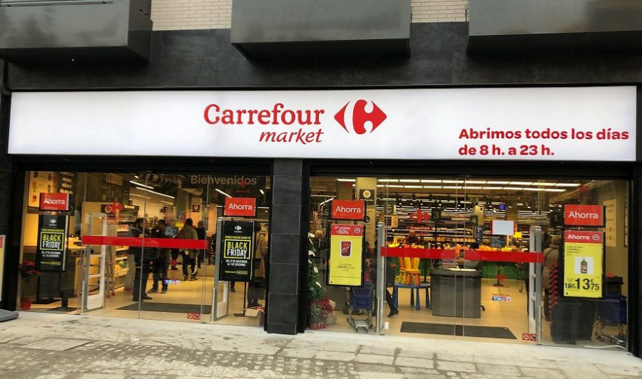 Cuenta con una plantilla de 40 personas y ofrece más 8.000 productos, entre los que destacan los productos frescos.