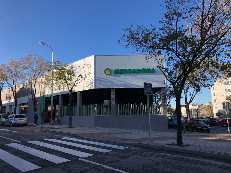 El horario de apertura de este supermercado es de lunes a sábado, de 9:00 a 21:30 horas, y dispone de un aparcamiento de 132 plazas.