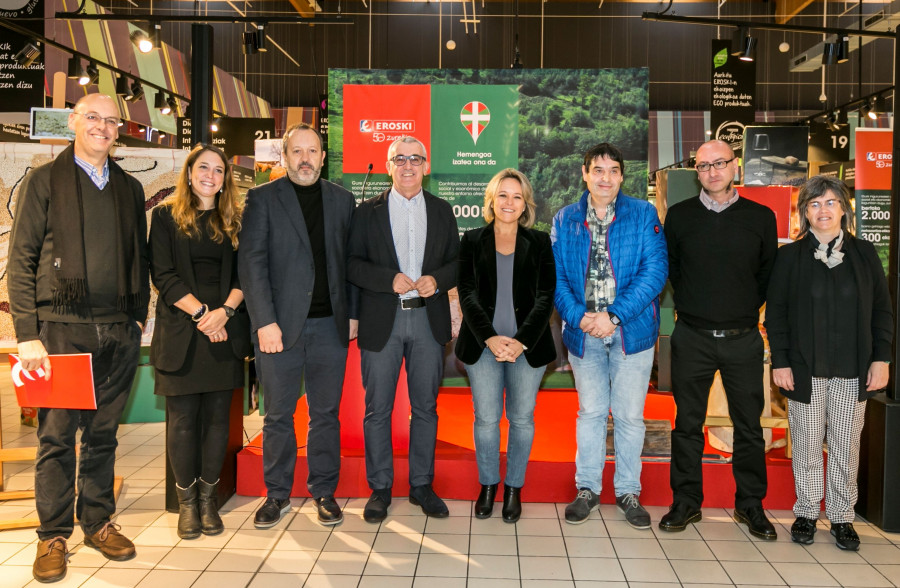 El acuerdo se ha firmado en el hipermercado Eroski Boulevard en Vitoria.