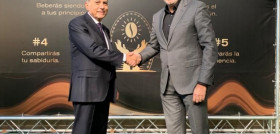 Antonio Muñoz Beraza, CEO de AMC Natural Drinks y co-CEO de AMC Group, y Alfonso López Rueda, presidente de Reina Group, en la presentación de Madremonte en Murcia Gastronómica.