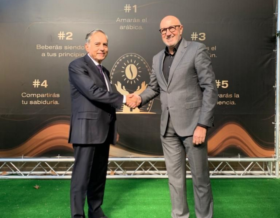Antonio Muñoz Beraza, CEO de AMC Natural Drinks y co-CEO de AMC Group, y Alfonso López Rueda, presidente de Reina Group, en la presentación de Madremonte en Murcia Gastronómica.