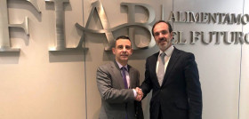 José Ignacio Domingo Regidor junto a Mauricio García de Quevedo durante la firma del acuerdo.