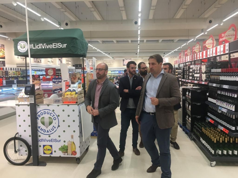 El alcalde de El Puerto de Santa María, Germán Beardo, visitó la nueva tienda de la cadena en la ciudad acompañado del director regional de Lidl en Andalucía, Raúl Sanz.