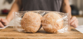 La Burger Cristalina elaborada con masa madre, es un producto que destaca por sus ingredientes naturales, como el aceite de oliva.