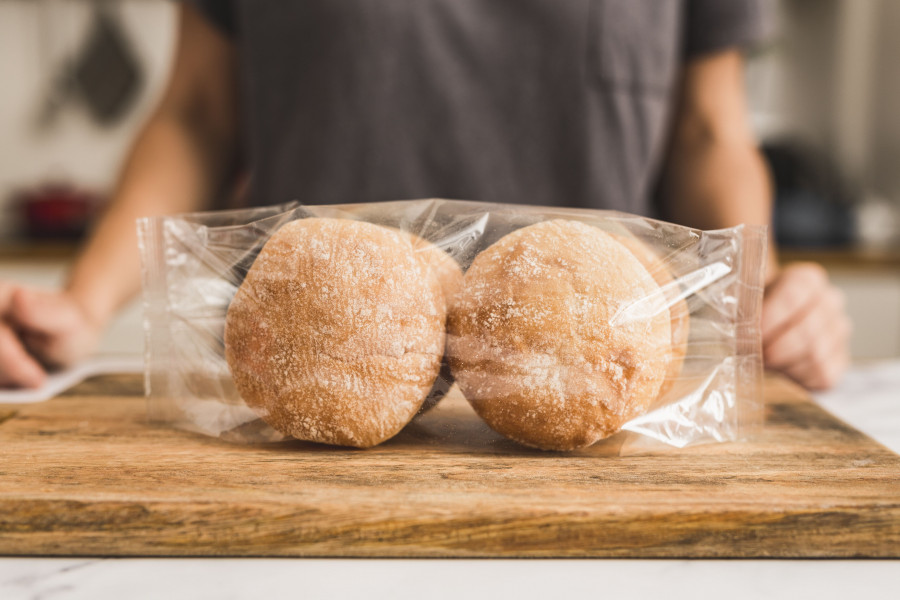La Burger Cristalina elaborada con masa madre, es un producto que destaca por sus ingredientes naturales, como el aceite de oliva.