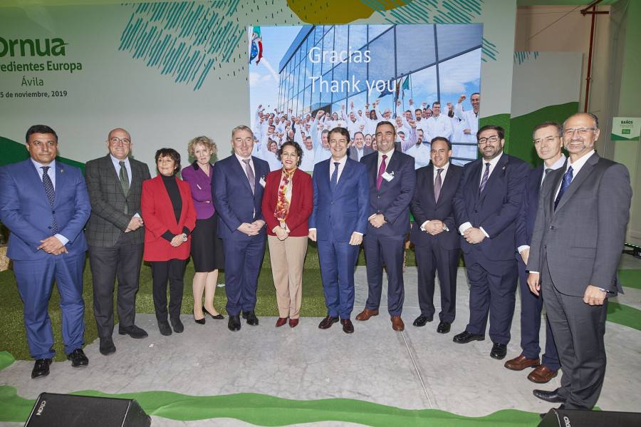 Foto grupal de las autoridades y directivos de Ornua durante la inauguración.