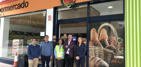 La apertura genera 6 empleos directos y complementa la oferta de un complejo que integra los servicios de gasolinera, supermercado y cafetería.