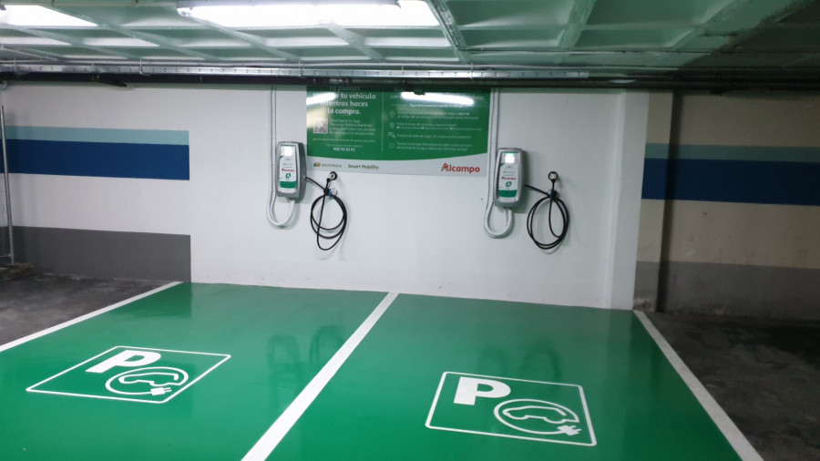 Alcampo incorpora puntos de recarga eléctrica en uno de sus hipermercados de Vigo.