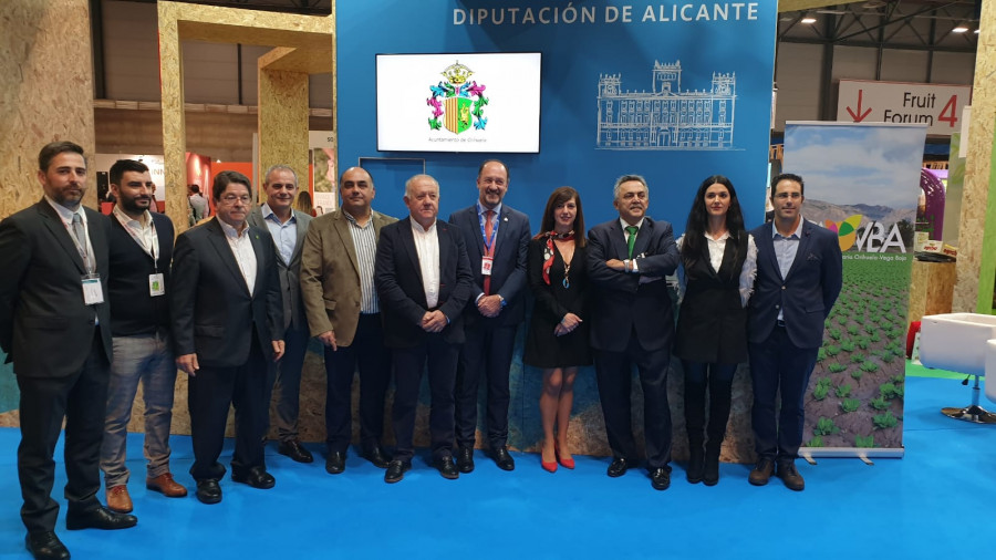 El alcalde de Orihuela rodeado de los representantes de CAOVBA.