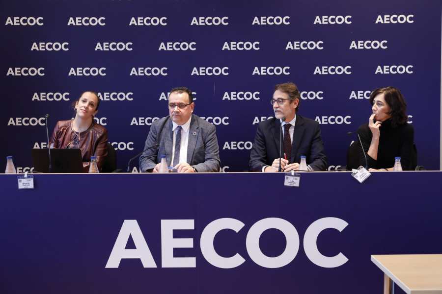 Representantes de las tres entidades durante la presentación del informe en el congreso de Aecoc.