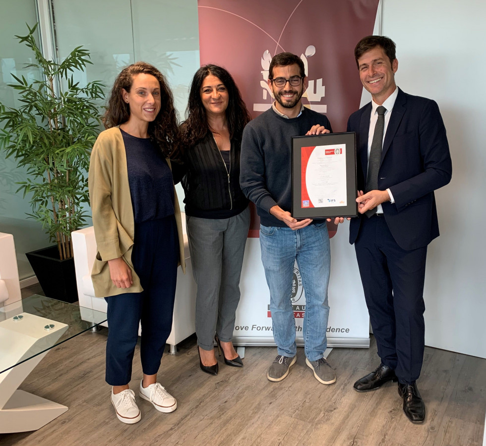Representantes de Integra2 y de Bureau Veritas en la entrega.