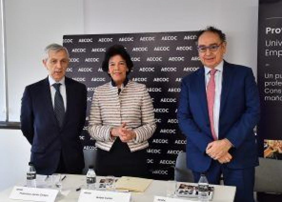 Responsables de Aecoc con Isabel Celá en la presentación del título (febrero).