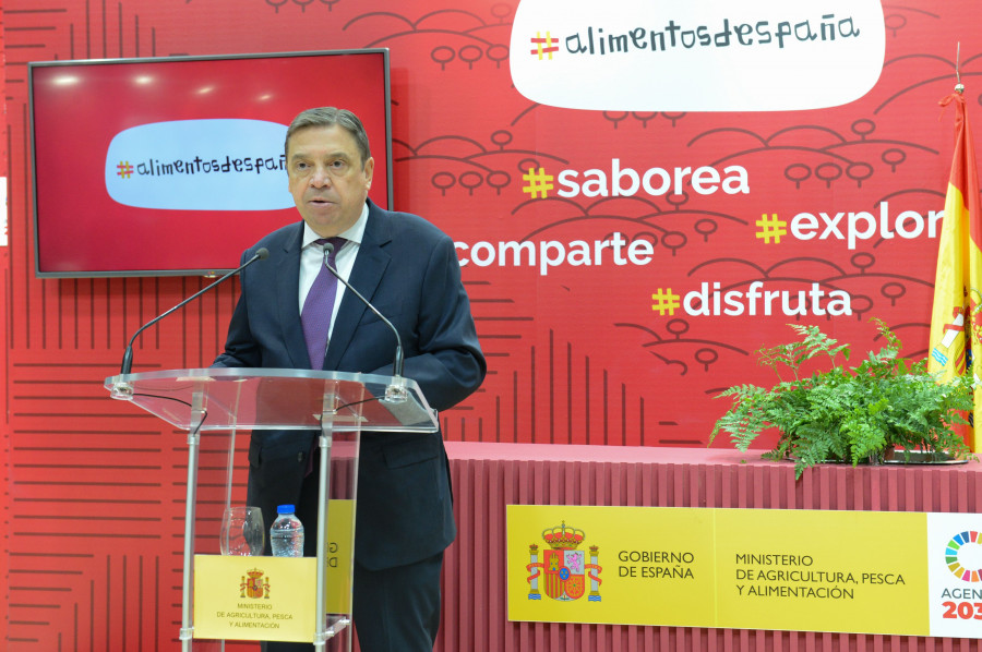 El ministro durante la inauguración de la feria.