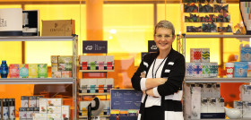 Beatriz Escudero (CEO) rodeada de productos Pharmadus.