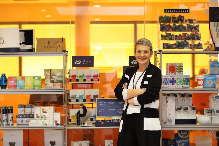 Beatriz Escudero (CEO) rodeada de productos Pharmadus.