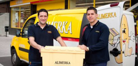 Empleados de Alimerka durante el reparto.