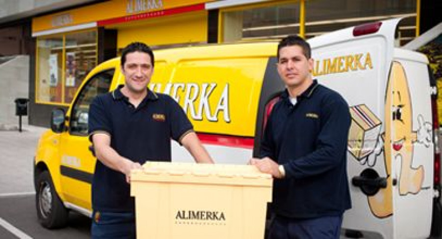 Empleados de Alimerka durante el reparto.