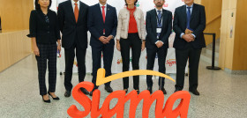 La ministra de industria rodeada del resto de representantes durante el evento.