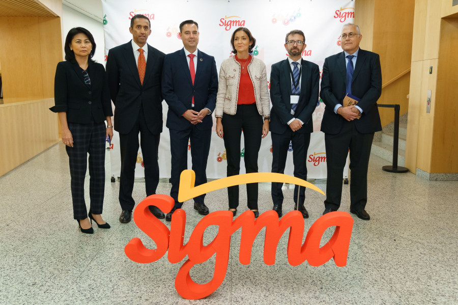 La ministra de industria rodeada del resto de representantes durante el evento.