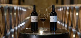 Se trata de un vino elaborado principalmente con la variedad tempranillo y sometido a maceraciones más largas y envejecimientos más cortos en barricas de roble francés elaboradas en la propia tonel
