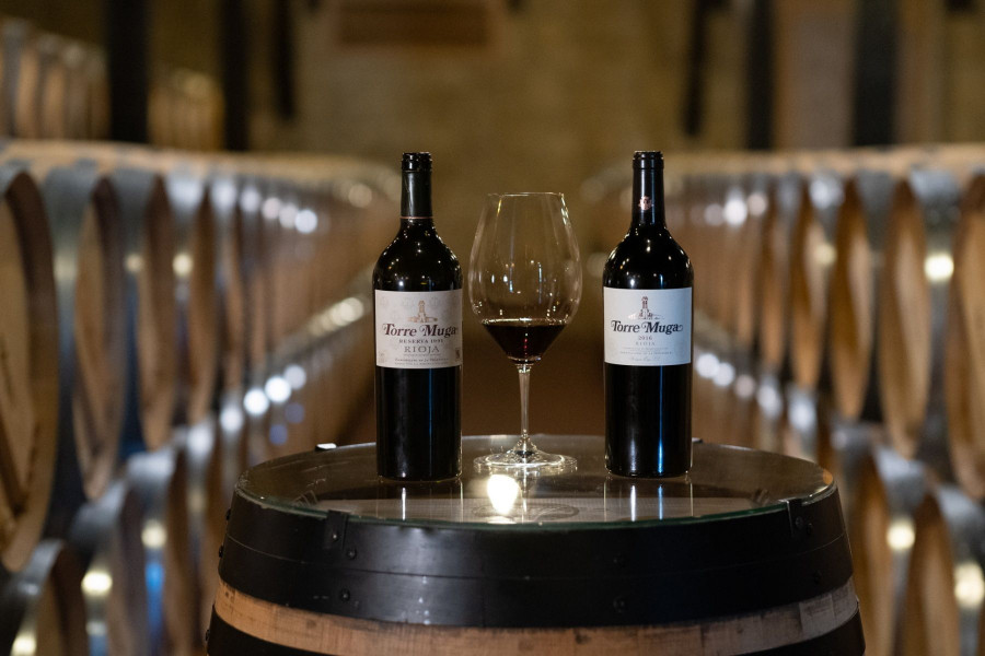 Se trata de un vino elaborado principalmente con la variedad tempranillo y sometido a maceraciones más largas y envejecimientos más cortos en barricas de roble francés elaboradas en la propia tonel