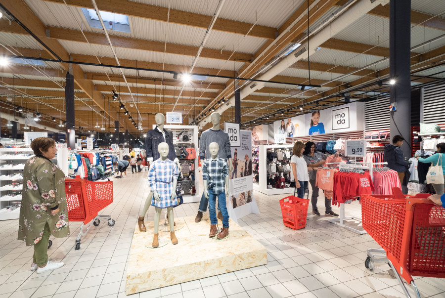 Sección textil de un hipermercado Eroski.