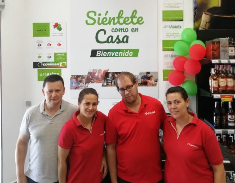 Los cuatro empleados del nuevo centro de Covirán.