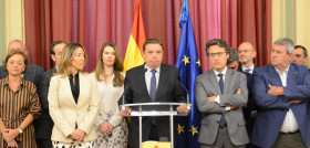 El ministro acompañado de los representantes del sector en la rueda de prensa.