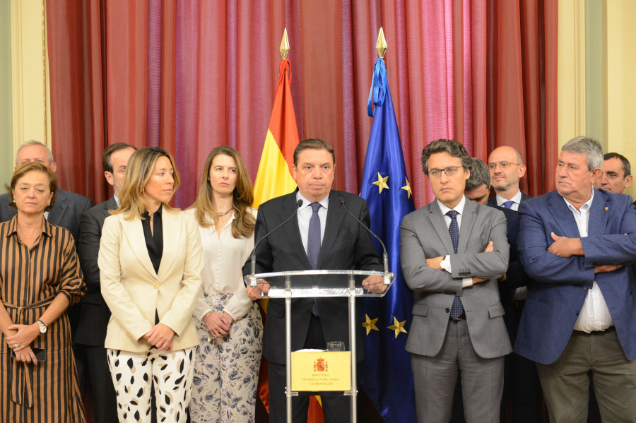 El ministro acompañado de los representantes del sector en la rueda de prensa.
