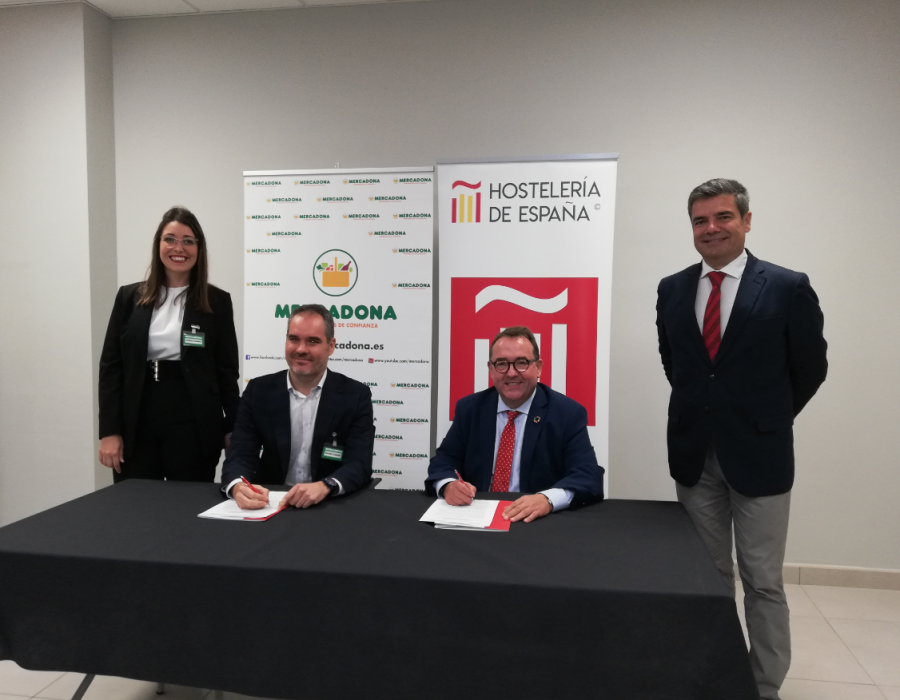 Los responsables de las entidades en la firma del acuerdo.