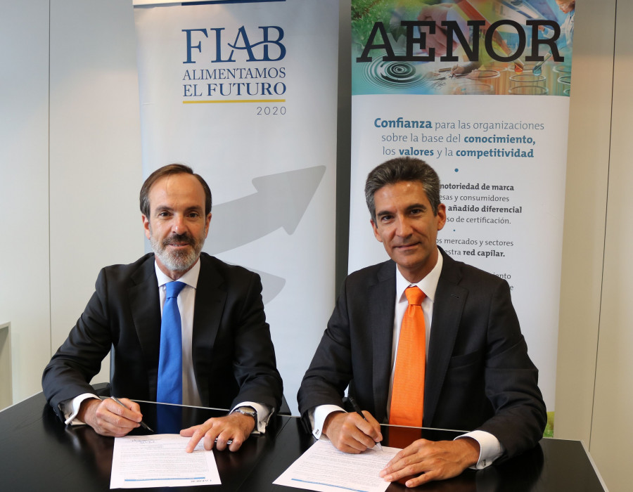 a la izq. el director general de Fiab junto al director de servicios de información sectorial de Aenor.