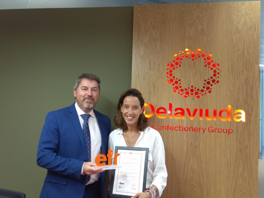 Rafael Fuertes de la  Fundación Másfamilia e Isabel Sánchez en la entrega del reconocimiento.