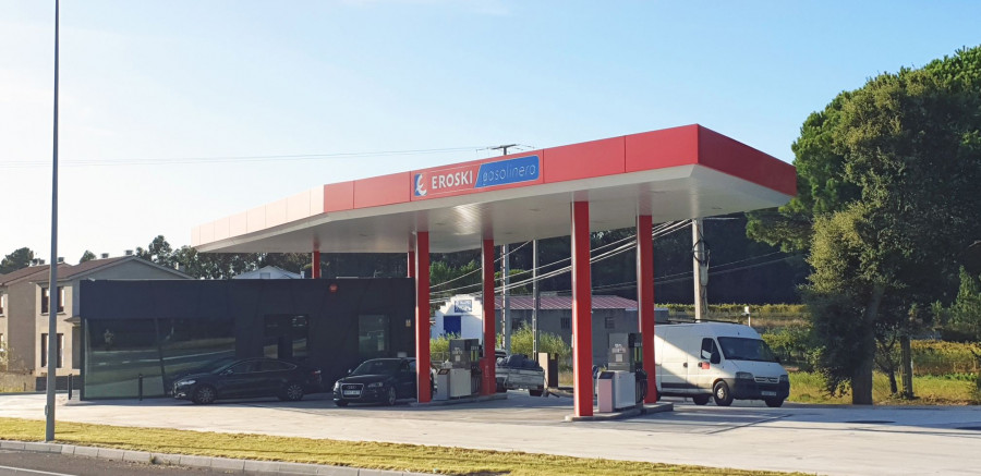 Con más de 2.371 metros cuadrados de superficie, la nueva gasolinera dispone de tres surtidores con cuatro tipos de combustible.