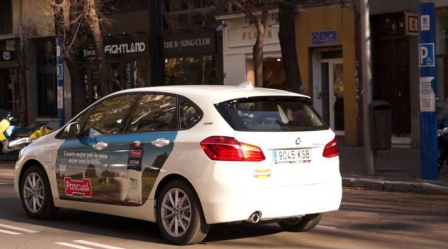 La flota está compuesta por más de 500 nuevos vehículos BMW, entre ellos híbridos enchufables y 100% eléctricos, que cuentan con el distintivo medioambiental 0 emisiones de la DGT.