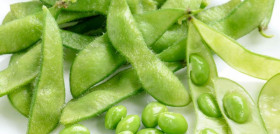 El edamame contiene un alto contenido en proteínas de origen vegetal, es rico en fibra, calcio, hierro y magnesio, tiene un bajo contenido en grasa y tiene propiedades antioxidantes.