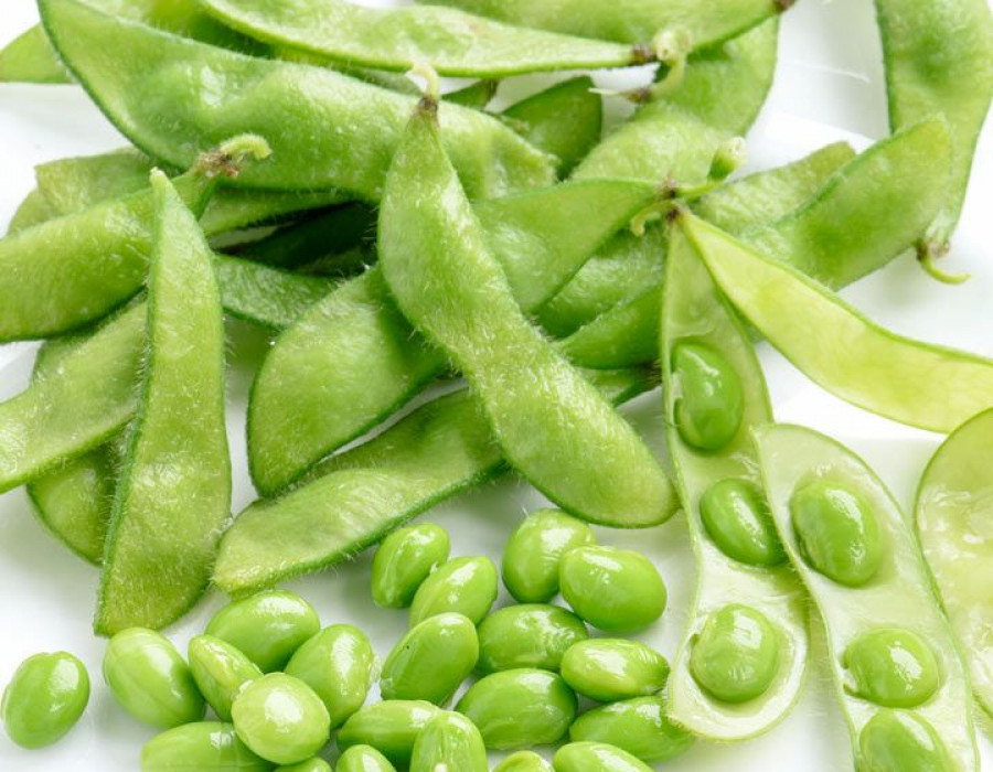 El edamame contiene un alto contenido en proteínas de origen vegetal, es rico en fibra, calcio, hierro y magnesio, tiene un bajo contenido en grasa y tiene propiedades antioxidantes.