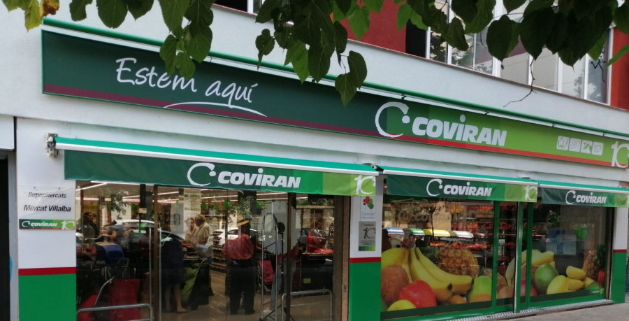 Fachada del nuevo supermercado Covirán en Barcelona.