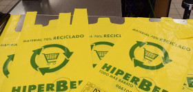 Los dos modelos de bolsa están realizados con un 70% de plástico reciclado y tintas al agua, lo que las hace más sostenibles y fácilmente reciclables.