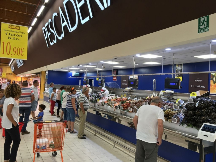 El Gadis Hiper de Tui, que suma más de 7.100 metros cuadrados de superficie total, ha ampliado la sala de ventas con esta remodelación, que ha dotado al establecimiento de modernas y funcionales ins
