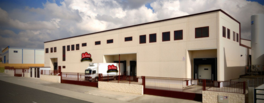 La Nuncia es una empresa familiar fundada 1992, dedicada a la fabricación, venta y distribución de productos frescos y semielaborados de porcino, ubicada en Casarrubios del Monte (Toledo).