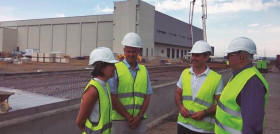 En la imagen, durante la visita a las obras, Marta Serrano, directora de Marketing y Comunicación; David Botaya, director general; Miguel Ángel Añaños, responsable del proyecto, y José Luis Campo