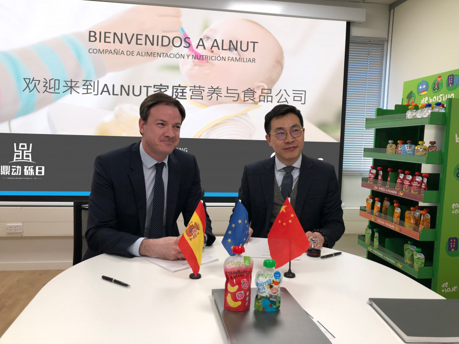 Antonio González, director de Organización y Personas de Grupo Alimentario Citrus (GAC) y Jing Wang, director general de Shanghai DingDong Trading CO., LTD, durante la firma del acuerdo.