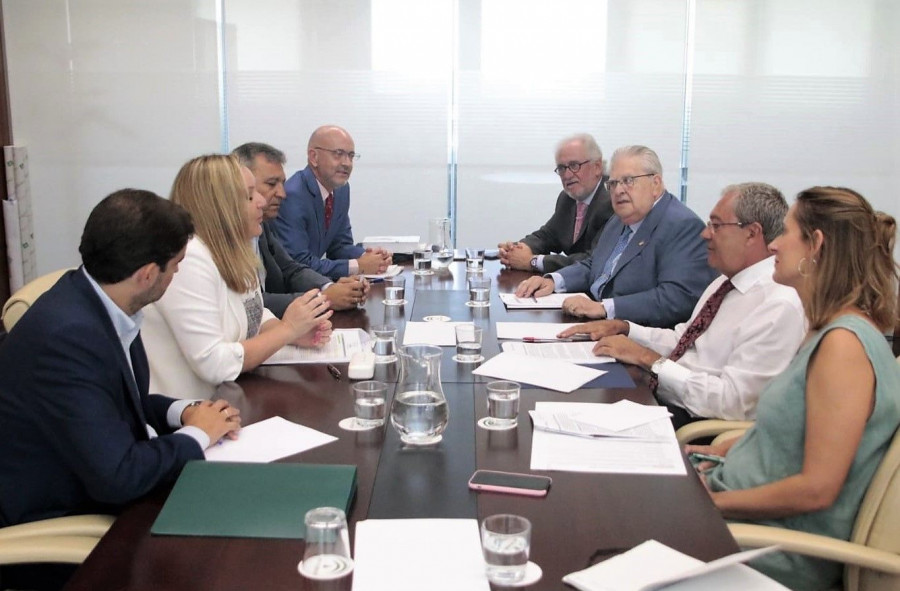 Fotografía de la reunión, comenzando por la izquierda: Jorge Romero, Virginia González, Sergio Cuberos, Álvaro González Zafra, Antonio Arroyo, Manuel Barea, Rogelio Velasco, Lorena García de Iza