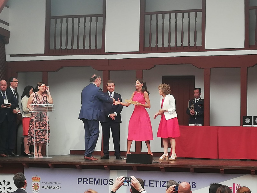 La Reina Letizia, en presencia de la ministra de Sanidad, Consumo y Bienestar Social en funciones y la secretaria de Estado de Servicios Sociales en funciones, ha hecho entrega de este premio al direc